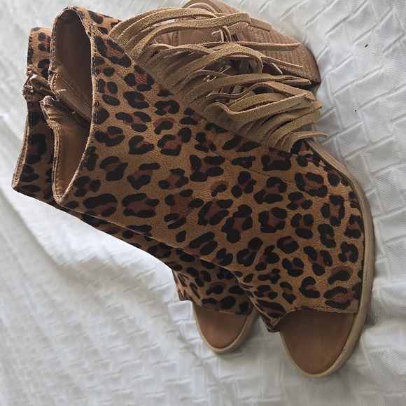 Very Volatile Leopard Print Fringe Block Heel Ankle Open Toe Boots Mob Wife - Picture 4 of 9